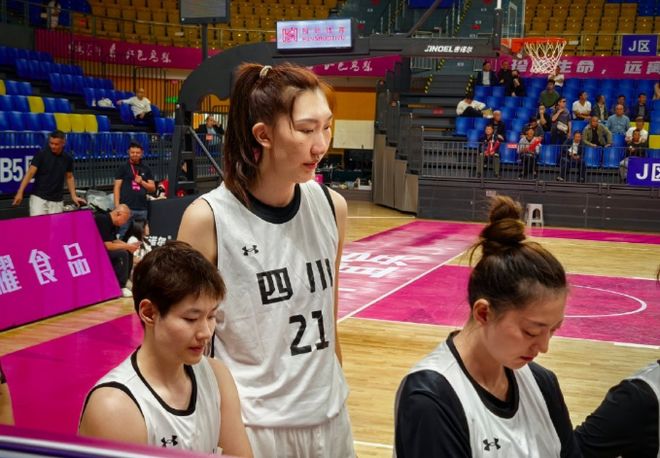 全锦赛：韩旭8中7四川女篮38分大胜武汉 进决赛战江苏冲4连